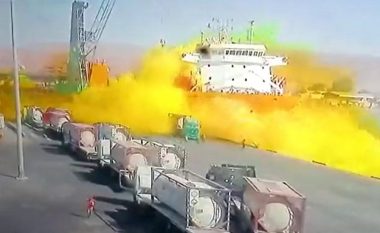 Cisterna me gaz helmues bie në port dhe anije, si pasojë e një defekti të kranit – humbin jetën 10 persona dhe qindra tjerë lëndohen në Jordani