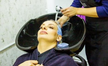Kryetari i qytetit italian ua ndalon frizerëve t’ua pastrojnë dy herë me shampon flokët klientëve, me këtë synon të kursej ujin