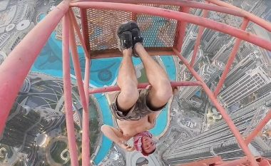 Britaniku qëndron i varur me duar në shufrën e hekurt në mbi 300 metra lartësi – ngjitet në kranin më të lartë të Dubait