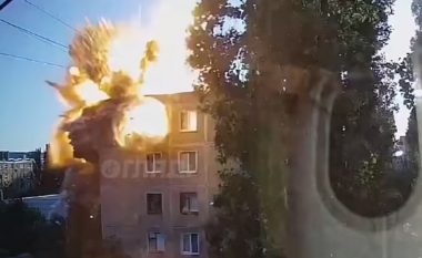 Ushtria ruse nuk ka të ndalur sulmet mbi civilët në Ukrainë, publikohen pamjet kur raketa godet ndërtesën kolektive