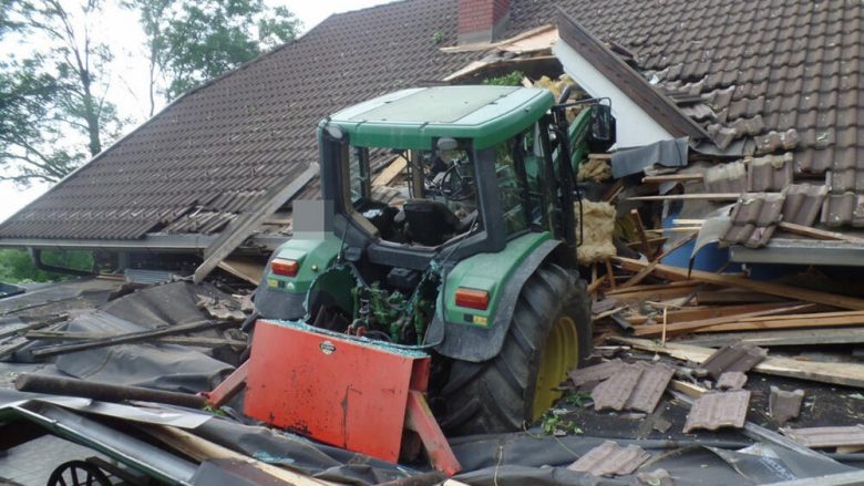 Austriakja 11-vjeçe përfundon me traktor në kulmin e shtëpisë, shpëton pa as lëndimin më të vogël