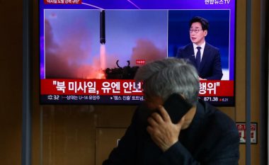 Koreja e Veriut sërish teston armë, lanson në det tetë raketa balistike me rreze të mesme veprimi