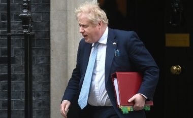 Johnson i “mbijeton” mocionit të mosbesimit, mbetet kryeministër i Britanisë së Madhe