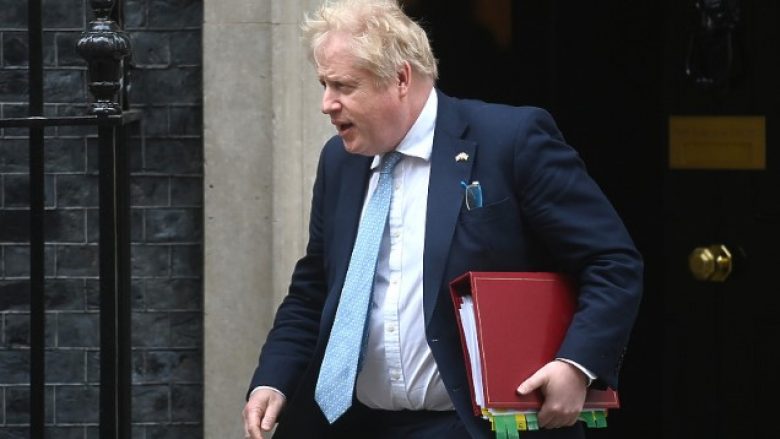 Johnson i “mbijeton” mocionit të mosbesimit, mbetet kryeministër i Britanisë së Madhe
