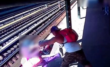 Shtyu gruan në shinat e trenit, policia e New Yorkut kërkon ndihmën e qytetarëve në identifikimin apo kapjen e autorit