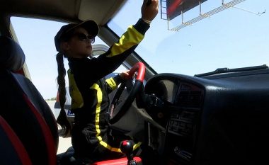 Iraniania 7-vjeçe që nget veturën si një shofere profesioniste e garave
