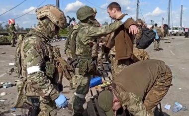 Mbi 1 mijë ushtarë ukrainas që u dorëzuan në Mariupol, do të dërgohen në Rusi