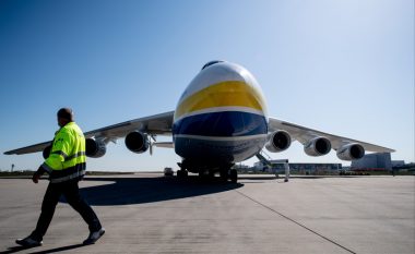 Miliarderi Richard Branson dëshiron të ndihmojë ukrainasit, në rindërtimin e aeroplanit më të madh në botë transportues