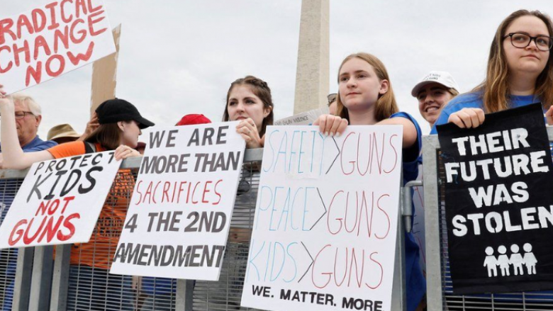 Mijëra protestues marshojnë në SHBA për ligje më të rrepta të armëve