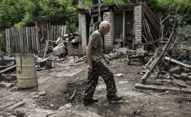 Secila urë që të shpie në qytetin kyç të Severodonetsk është shkatërruar, thotë guvernatori ukrainas