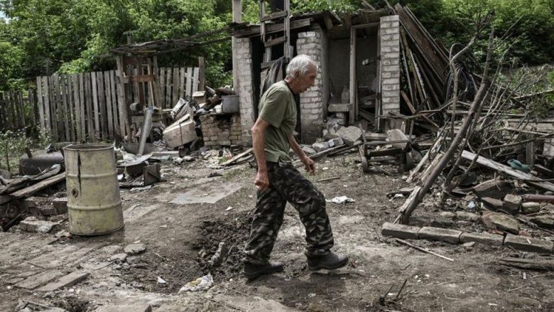 Secila urë që të shpie në qytetin kyç të Severodonetsk është shkatërruar, thotë guvernatori ukrainas
