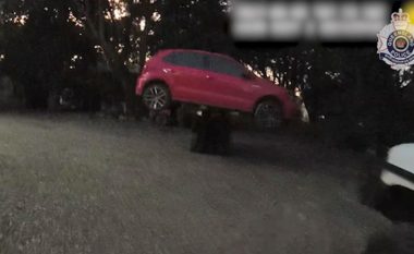 Australiani përdori vinçin për ta ngritur automjetin në ajër, në mënyrë që ta ndalonte një grua që u përpoq t’ia vidhte makinën