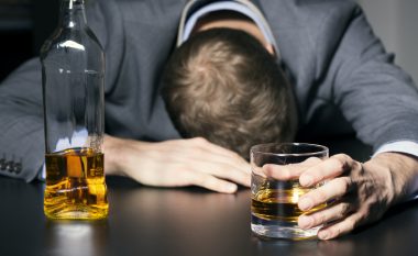 Njerëzit që punojnë më shumë se 49 orë në javë pinë më shumë alkool, zbulon studimi