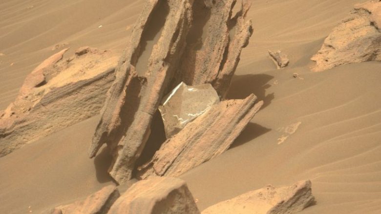 NASA hasi në një objekt të çuditshëm në Mars – por më vonë u kuptua se ishte një mbeturinë