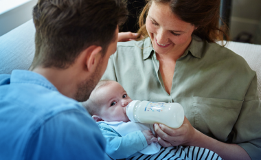 Studimi: Bebet që ushqehen me shishe nuk janë më pak të lidhura me nënën sesa bebet që ushqehen me gji