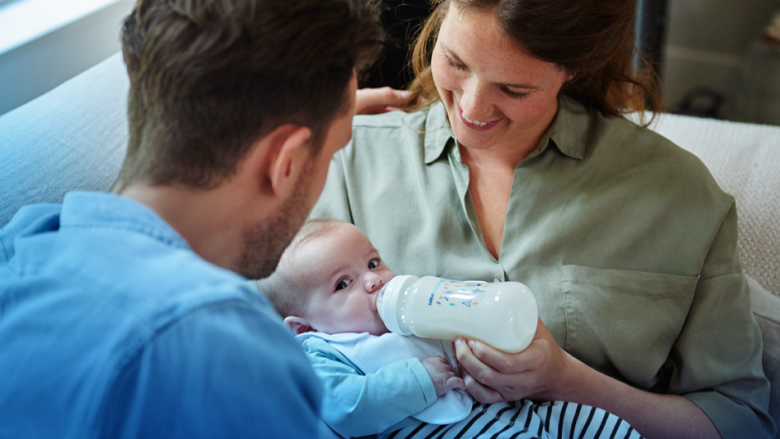 Studimi: Bebet që ushqehen me shishe nuk janë më pak të lidhura me nënën sesa bebet që ushqehen me gji