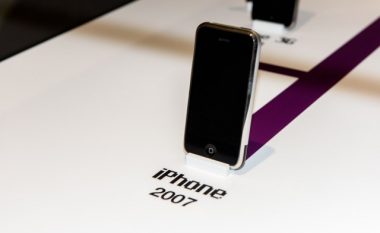 iPhone, telefoni që revolucionarizoi tregun mbush 15 vjet