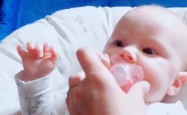 Ajo gjeti një mënyrë për të qetësuar foshnjën, por u kritikua në rrjetet sociale