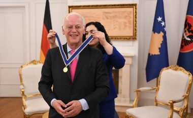 Ish-ministri gjerman i Mbrojtjes, Rudolf Scharping nderohet nga Osmani me Medaljen e Urdhrit të Lirisë