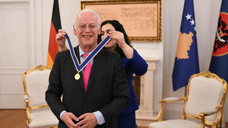 Ish-ministri gjerman i Mbrojtjes, Rudolf Scharping nderohet nga Osmani me Medaljen e Urdhrit të Lirisë