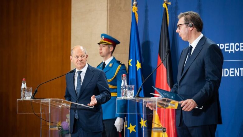 Politico shkruan për përplasjen mes kancelarit gjerman dhe presidentit serb rreth njohjes së Kosovës dhe sanksioneve ndaj Rusisë