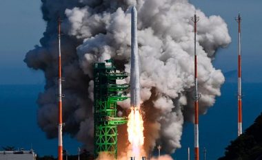 Koreja e Jugut lëshon në orbitë raketën e prodhimit vendas që mban satelitë