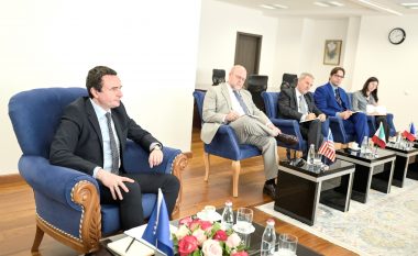 Kurti takon ambasadorët e QUINT-it dhe shefin e Zyrës së BE-së, biseduan për dialogun, targat dhe marrëveshjen për energjinë