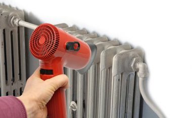 Pastroni pluhurin pas radiatorit në vetëm pak sekonda: Merrni shpejt një tharëse flokësh