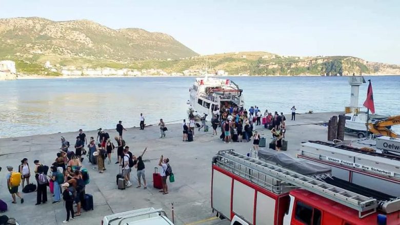 1,200 britanikë mbërrijnë në Shqipëri përmes portit të Himarës, Rama: Presim edhe 5,000 turistë të tjerë