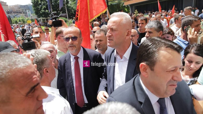 Deputetët e PDK-së mbështesin protestën e veteranëve, kërkojnë që Qeveria të tërheq Projektligjin për pagën minimale