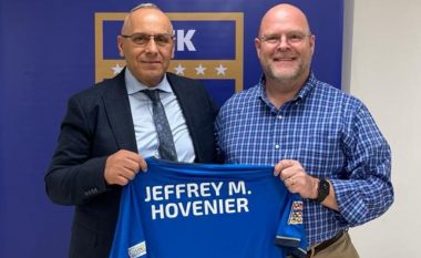 Ademi ia dhuron fanellën e Kosovës ambasadorit amerikan Jeffrey Hovenier