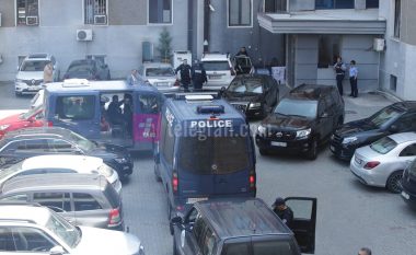 Forca të shtuara të Policisë së Kosovës në oborr të Kuvendit