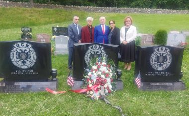 Meta bën homazhe në varrezat e vëllezërve Bytyqi në New York, i nderon me dekoratën “Nderi i Kombit”