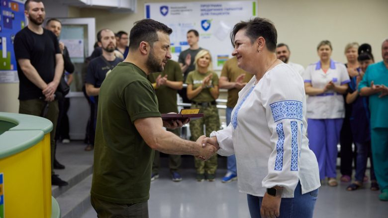 Udhëtim i rrallë jashtë Kievit, Zelensky viziton qytetin port të Mykolaivit