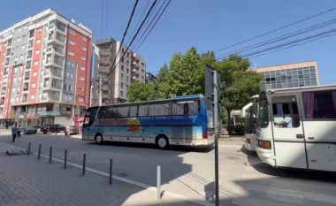 Autobusët bllokojnë Komunën e Mitrovicës, kërkojnë të ndalohen kombi-busët dhe taksit ilegalë