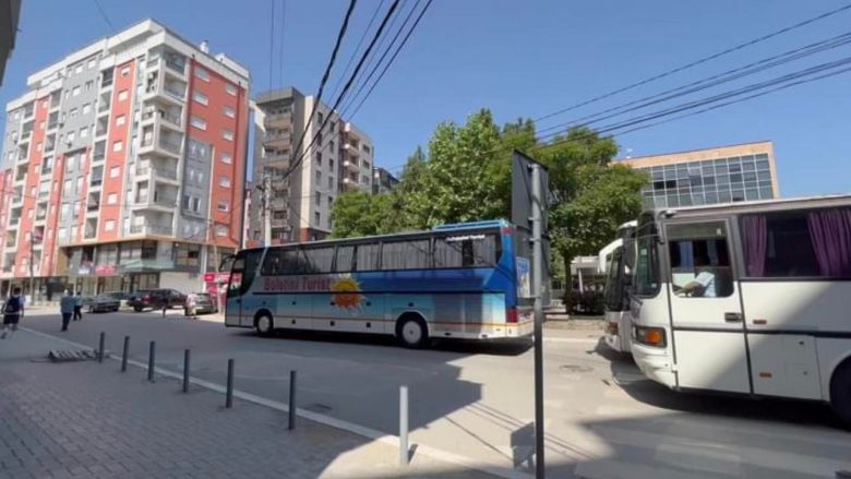 Autobusët bllokojnë Komunën e Mitrovicës, kërkojnë të ndalohen kombi-busët dhe taksit ilegalë