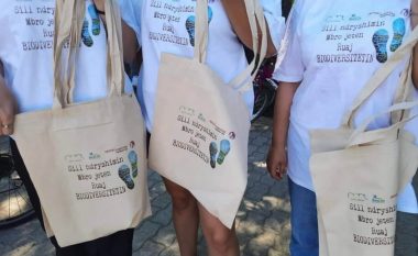 Nga 1 korriku nis zbatimi i gjobave për shitësit që përdorin qese plastike në Shqipëri