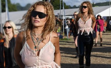 Rita Ora duket magjepsëse në veshjen unike gjatë paraqitjes në festivalin “Glastonbury”