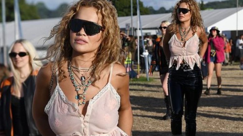 Rita Ora duket magjepsëse në veshjen unike gjatë paraqitjes në festivalin “Glastonbury”