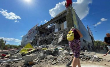 Momenti kur sulmohet me raketa një supermarket në Kharkiv