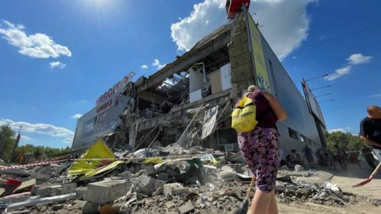 Momenti kur sulmohet me raketa një supermarket në Kharkiv