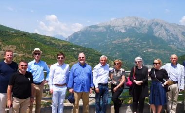 Ambasadorët e akredituar në Kosovë shijojnë bukuritë e Valbonës