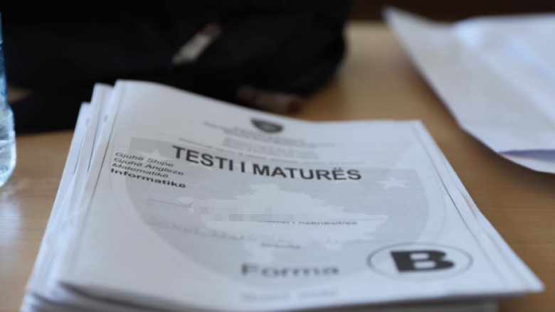 Mbi 100 maturantë përjashtohen nga testi për shkak të kopjimit