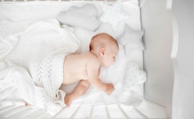 Kur është koha më e mirë që një fëmijë të flejë me jastëk dhe batanije?