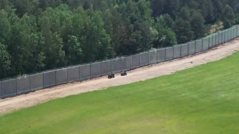 Polakët nuk duan krizë të re të emigrantëve, përgjatë vijës kufitare me Bjellorusinë ndërtojnë rrethojën 140 kilometra me sensorë e kamera