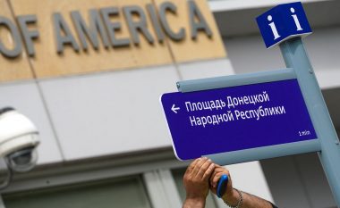 Rusia ia ndryshon emrin zonës jashtë Ambasadës së SHBA-së në Moskë