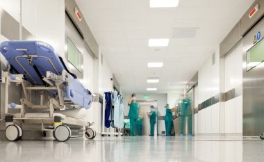 Mjekë të huaj punojnë në Kosovë pa licenca