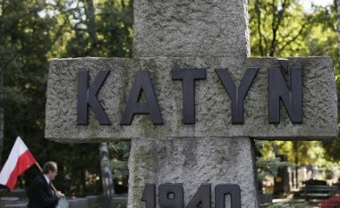 Rusia zemëron Poloninë pasi heq flamurin polak nga memoriali i Luftës së Dytë Botërore në Katin