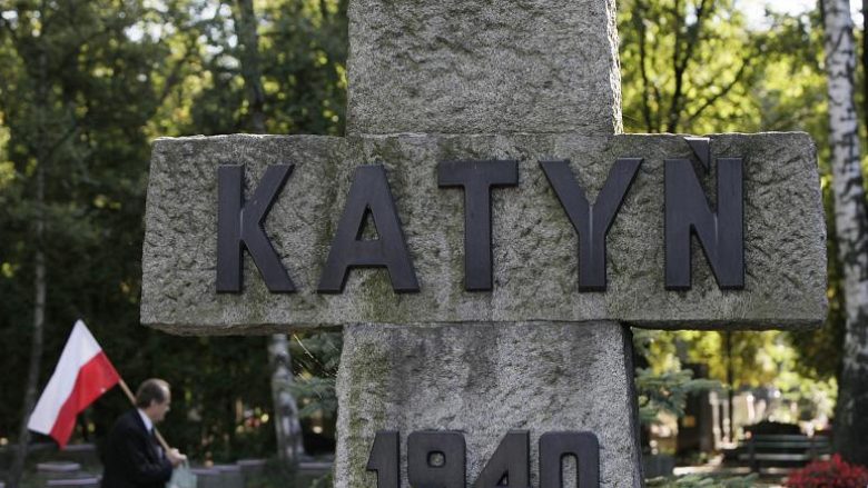 Rusia zemëron Poloninë pasi heq flamurin polak nga memoriali i Luftës së Dytë Botërore në Katin