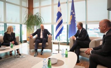 Bislimi priti shefin e diplomacisë greke, biseduan për intergrimin evropian të Kosovës